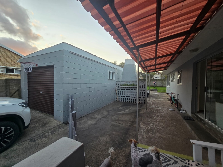 To Let 3 Bedroom Property for Rent in Sunrise On Sea Eastern Cape